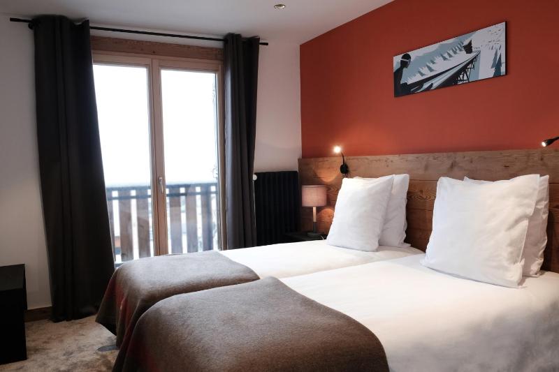 Twin Room with Mountain View image 3