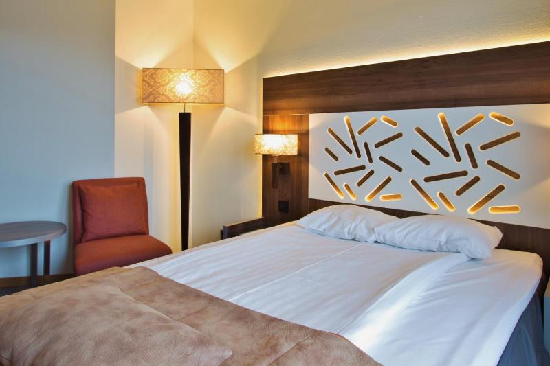 Queen Room image 4