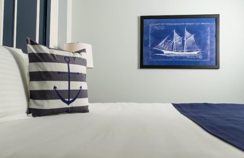 King Room with Marina View & Patio - Non-Smoking image 3