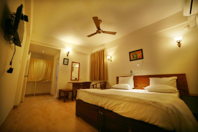 Deluxe Double or Twin Room with Balcony image 2