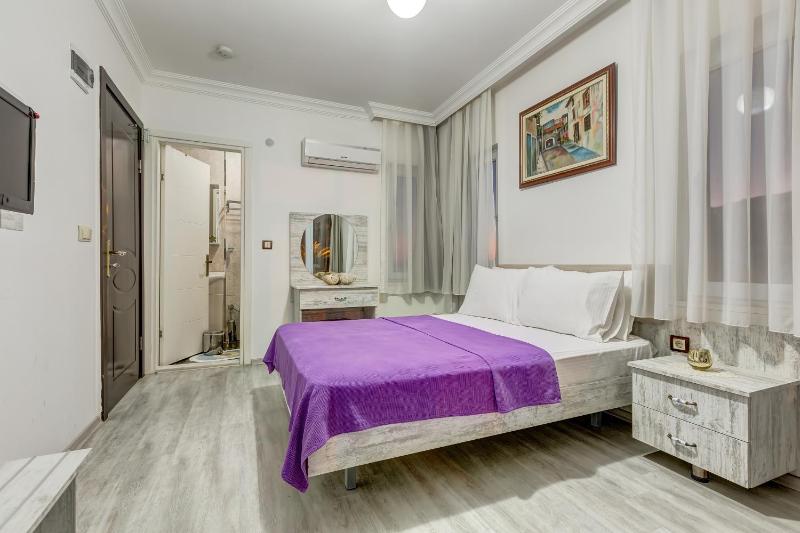 Double Room with Balcony image 2
