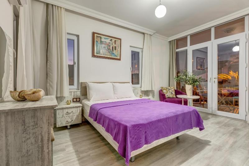 Double Room with Balcony image 3