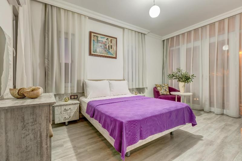 Double Room with Balcony image 4