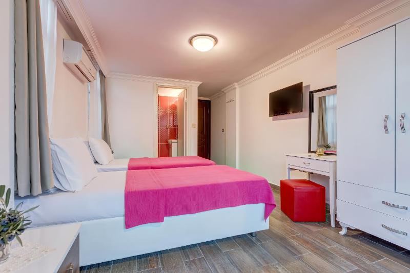Standard Twin Room with Garden View image 2