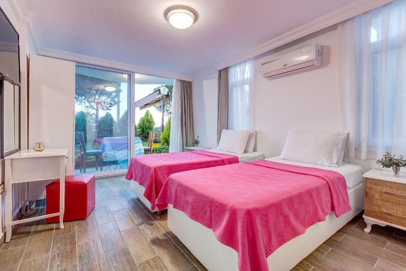 Standard Twin Room with Garden View image 3