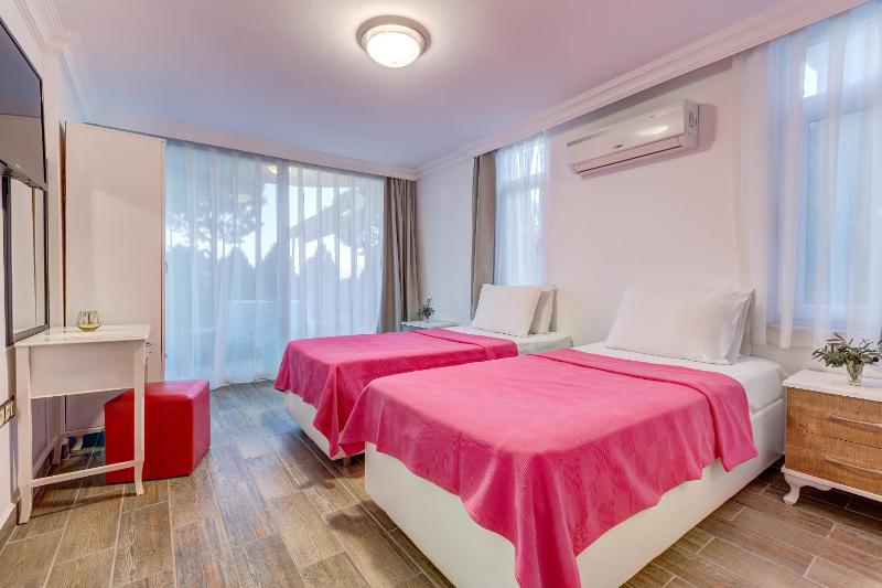 Standard Twin Room with Garden View image 4
