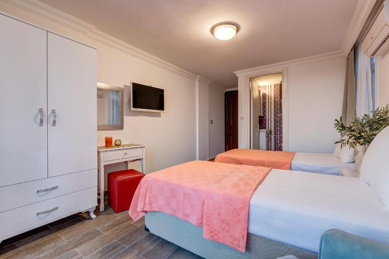 Standard Twin Room with Garden View image 1