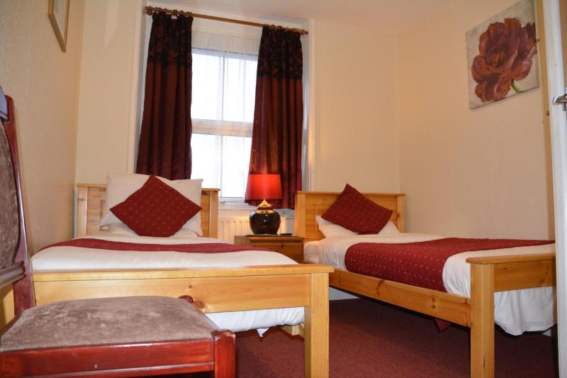Twin Room with Private Bathroom image 2
