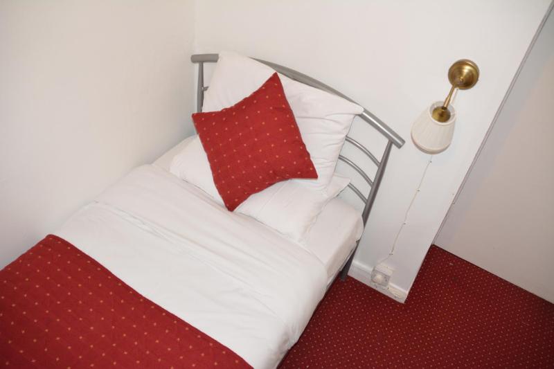 Single Room with Shared Bathroom image 4