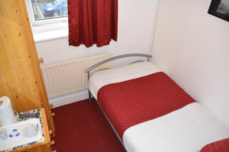 Single Room with Shared Bathroom image 3
