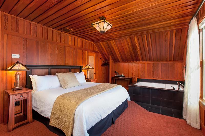 Deluxe King Room image 2