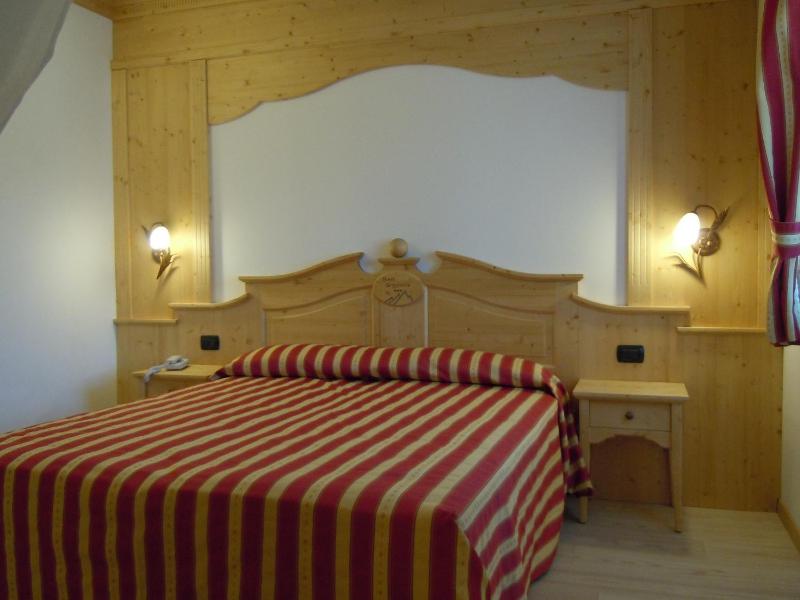 Double or Twin Room with Mountain View image 2