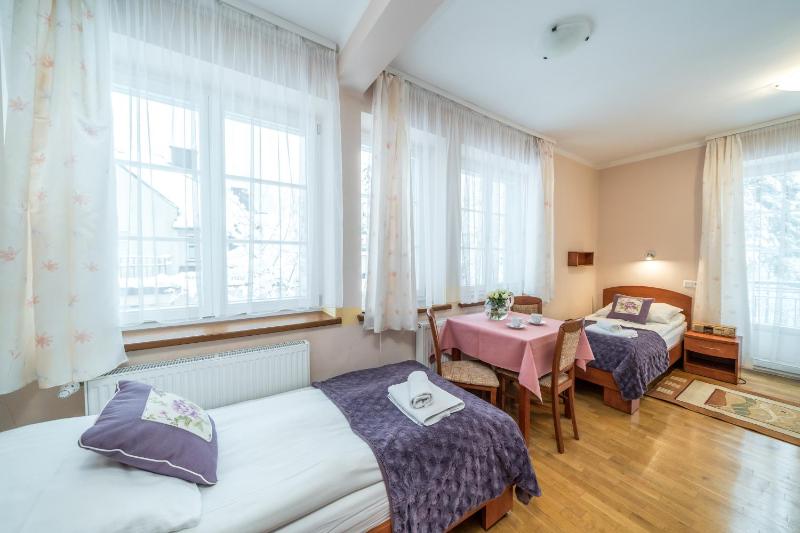 Triple Room with Bathroom image 2
