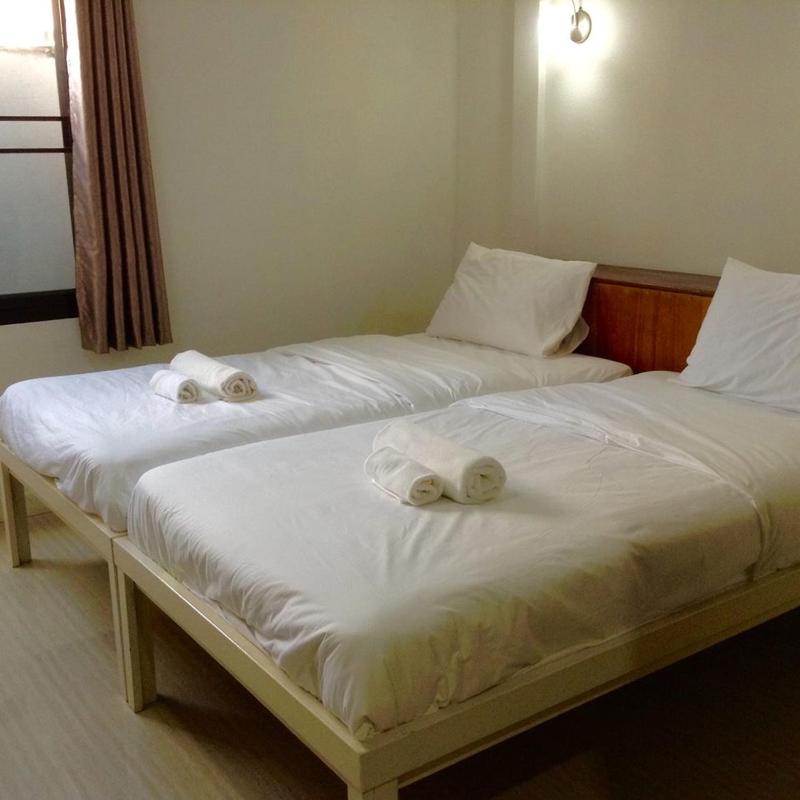 Standard Twin Room image 3