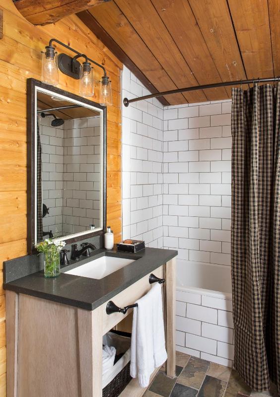 Porcupine Cabin image 3