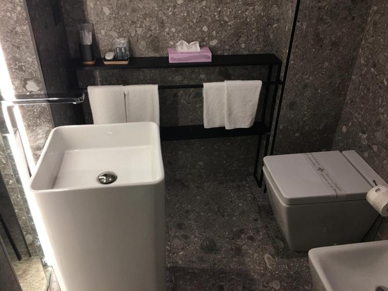 Deluxe King Room image 2