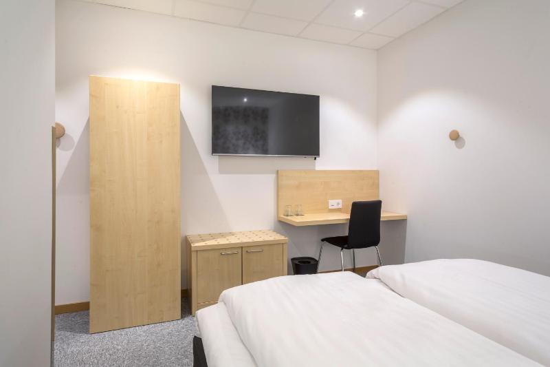 Double or Twin Room - No Window image 3