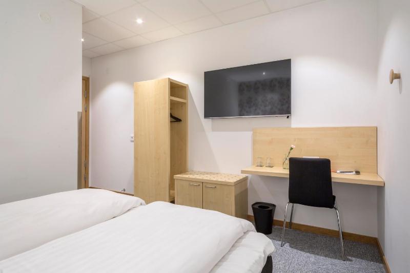 Double or Twin Room - No Window image 4