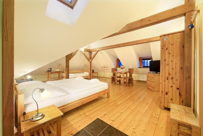 Deluxe Triple Room image 3