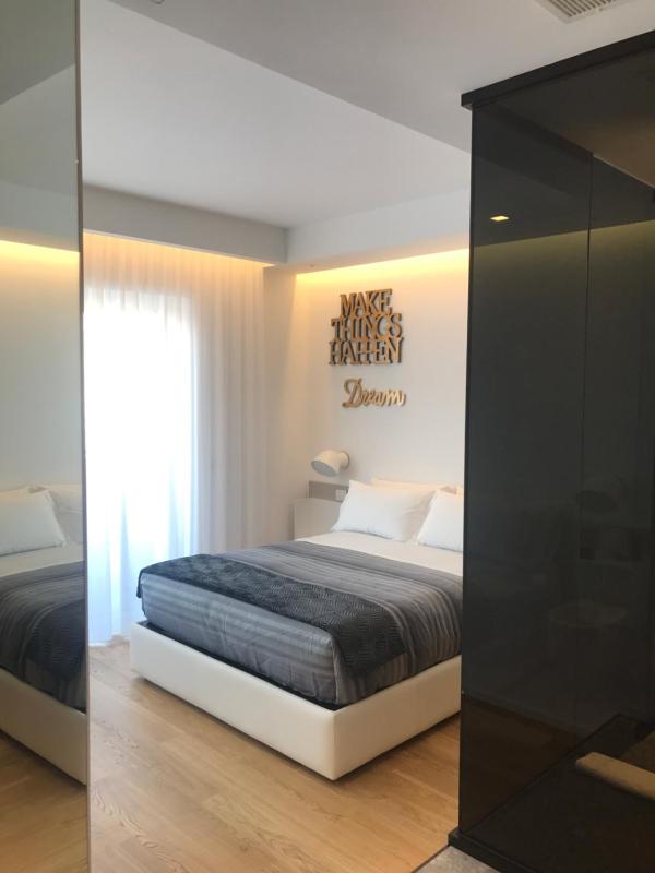 Deluxe Double Room with Balcony image 2