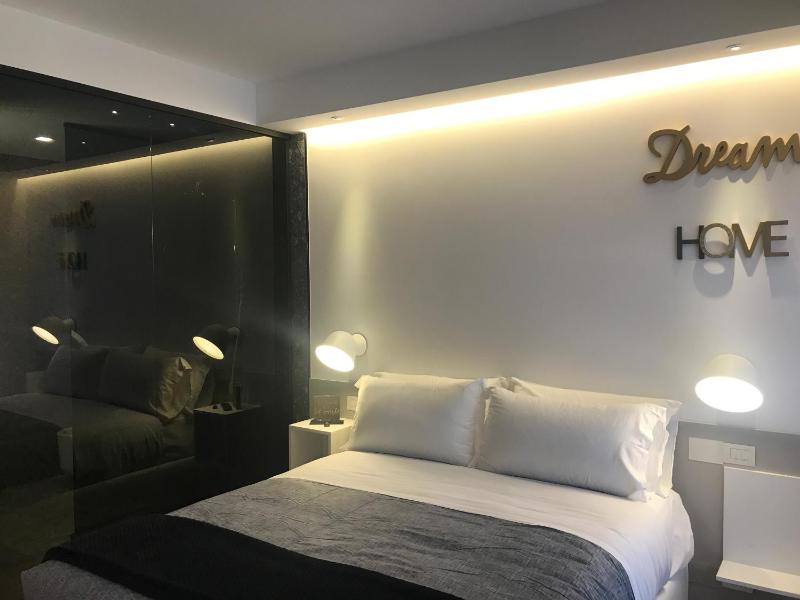 Deluxe Queen Room image 2