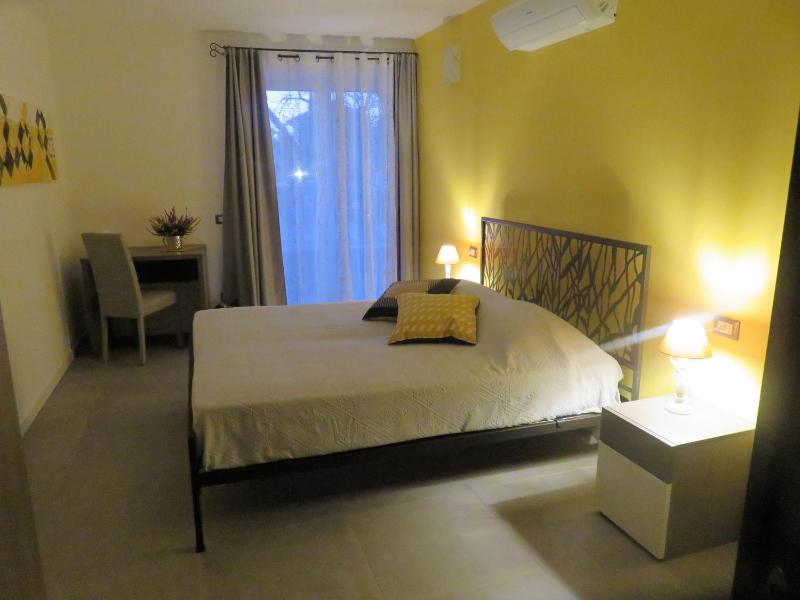 King Room with Garden View image 3