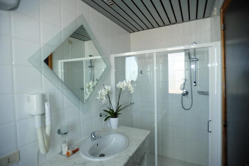 Classic Triple Room image 1