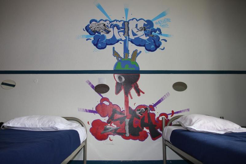 Bed in 3-Bed Mixed Dormitory Room with Shower image 4