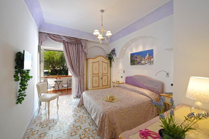 Double Room with Balcony and Partial Sea View image 1