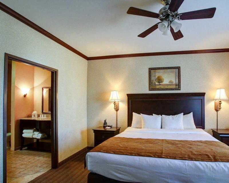Suite with One King Bed and One Queen Bed - Non-Smoking image 3