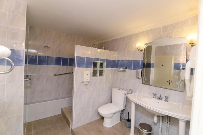 Premium Triple Room image 3