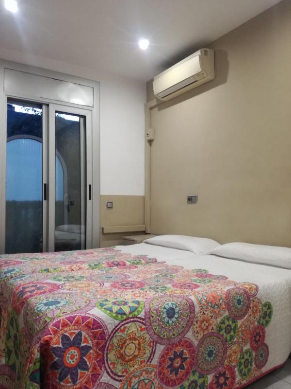 Basic Twin Room with Private Bathroom image 1