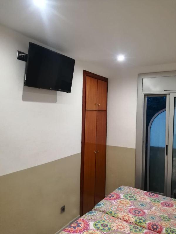 Basic Twin Room with Private Bathroom image 4