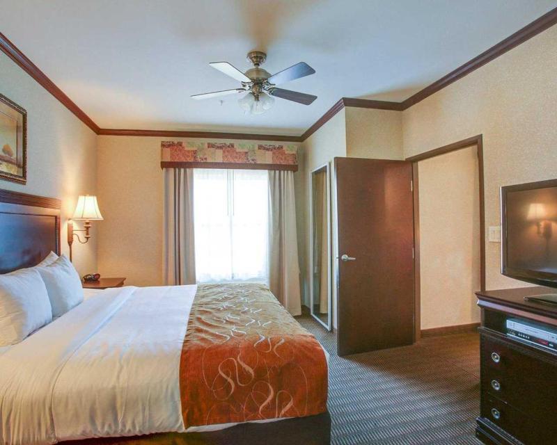 Suite with One King Bed and One Queen Bed - Non-Smoking image 3