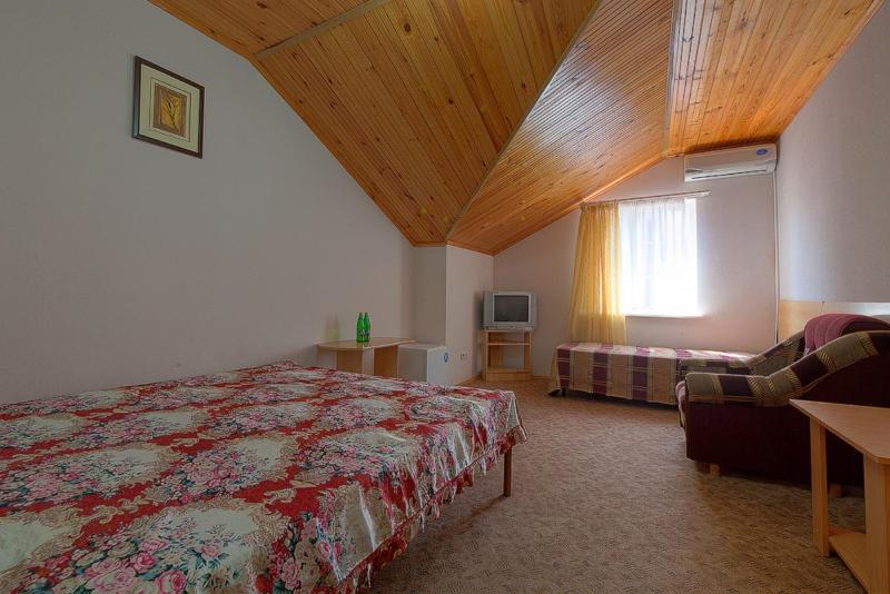 Triple Room with Shared Bathroom image 2