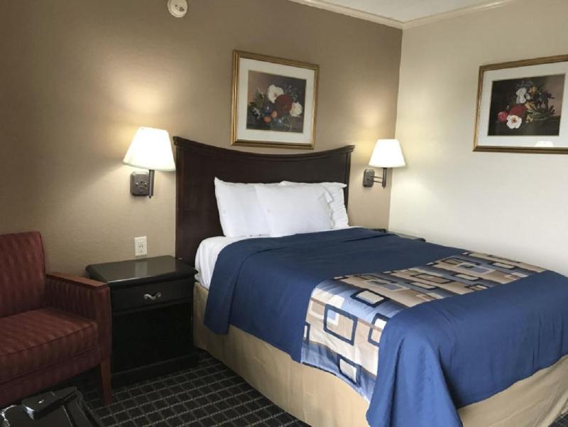 Queen Room image 2