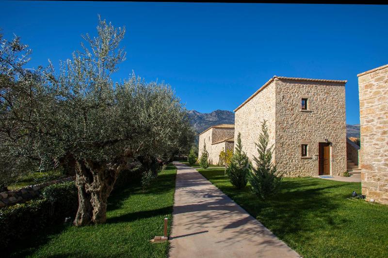 Deluxe Double Room (2 Adults + 1 Child) image 4