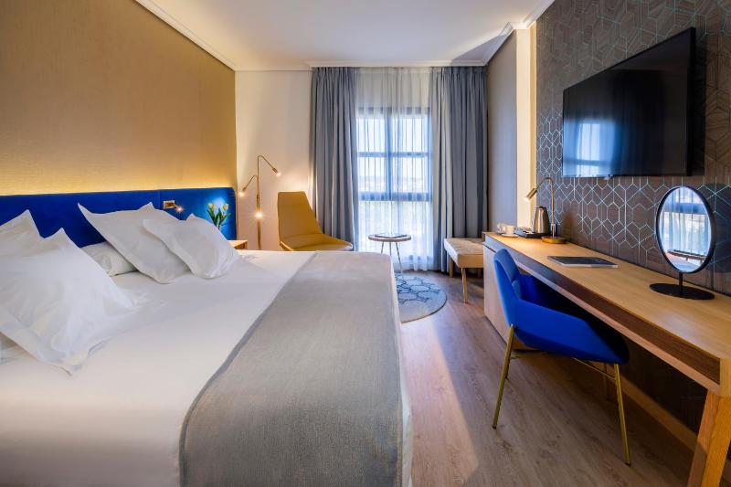 Deluxe Double or Twin Room image 1