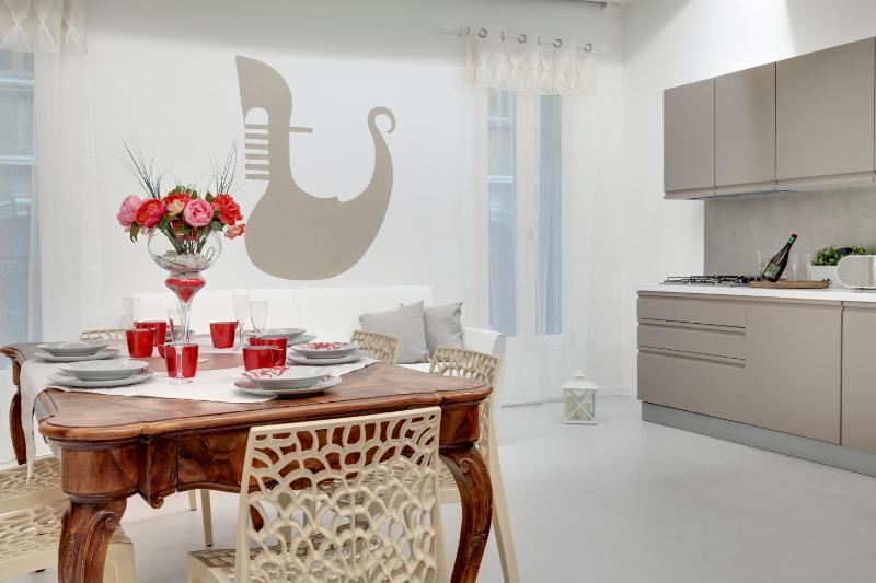 Two-Bedroom Deluxe Apartment with 2 bathrooms image 3