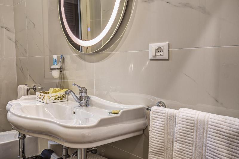 Triple Room with Private Bathroom image 4