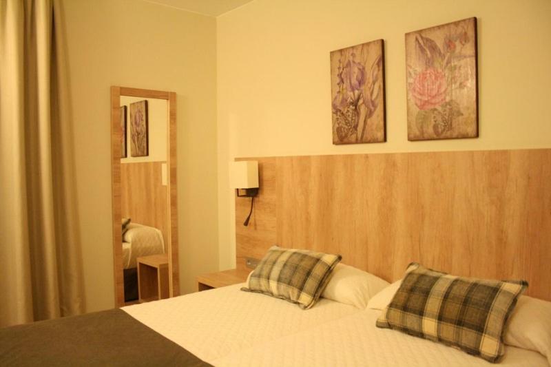 Standard Double or Twin Room image 4
