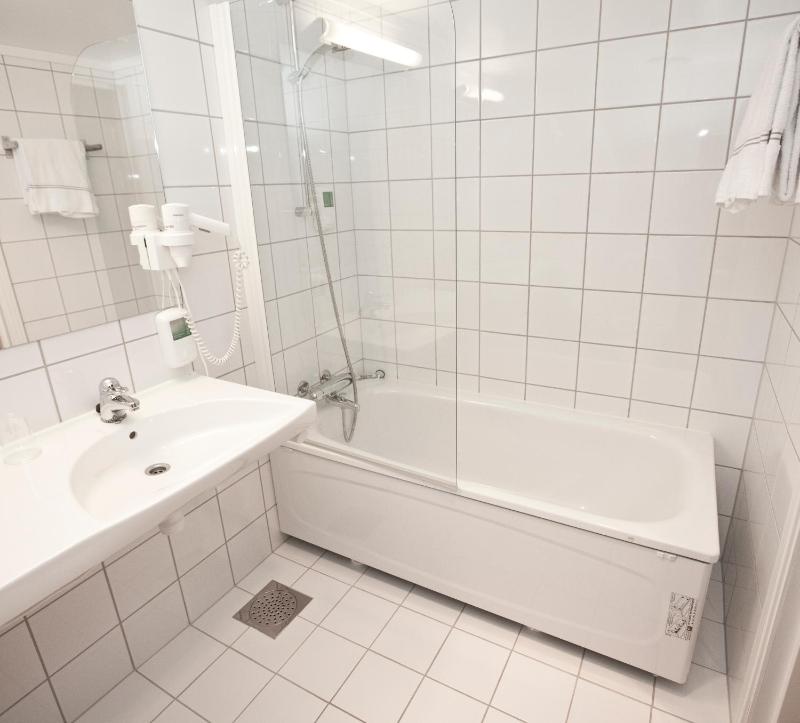 Standard Twin Room image 4