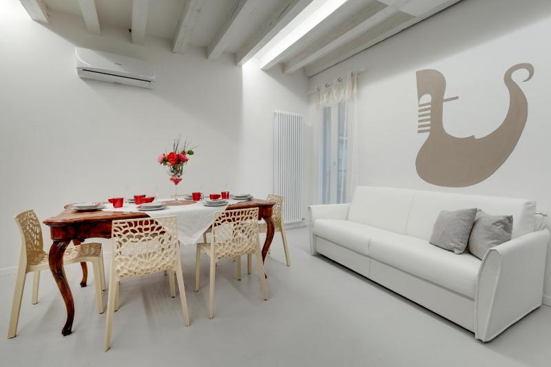 Two-Bedroom Deluxe Apartment with 2 bathrooms image 4