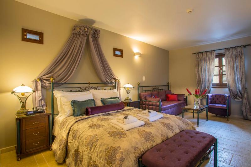 Deluxe Double Room (2 Adults + 1 Child) image 1
