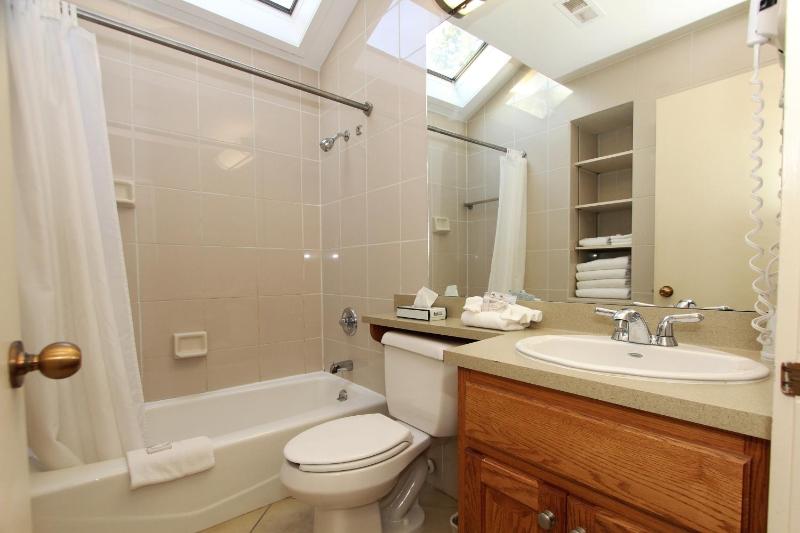 1 Bedroom Cottage King  image 2