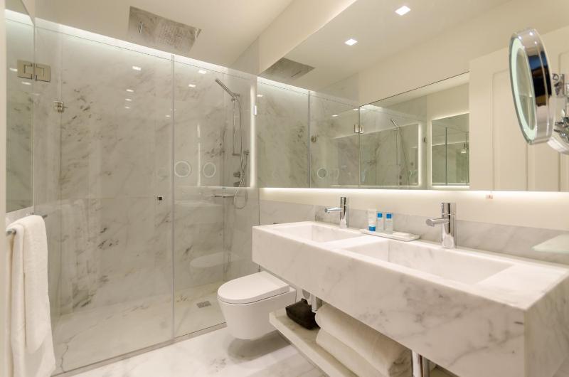 Family Room with City View  image 2