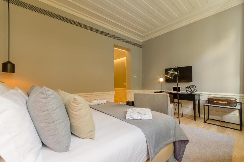 Premium Double or Twin Room with City View image 3