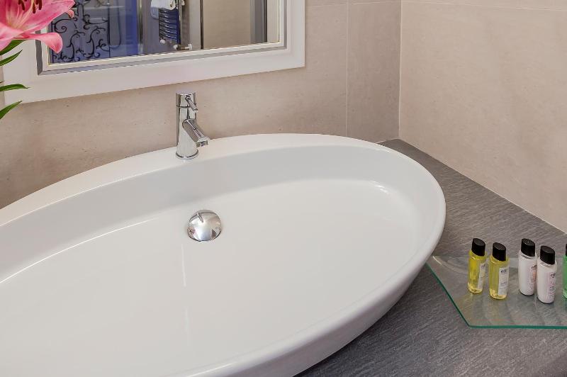 Economy Double Room image 4