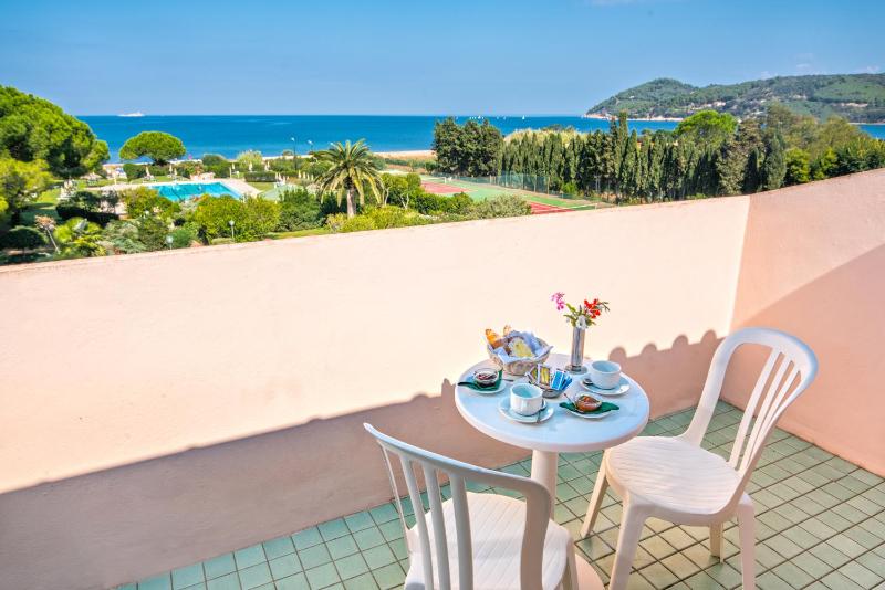 Double or Twin Room with Sea View image 4