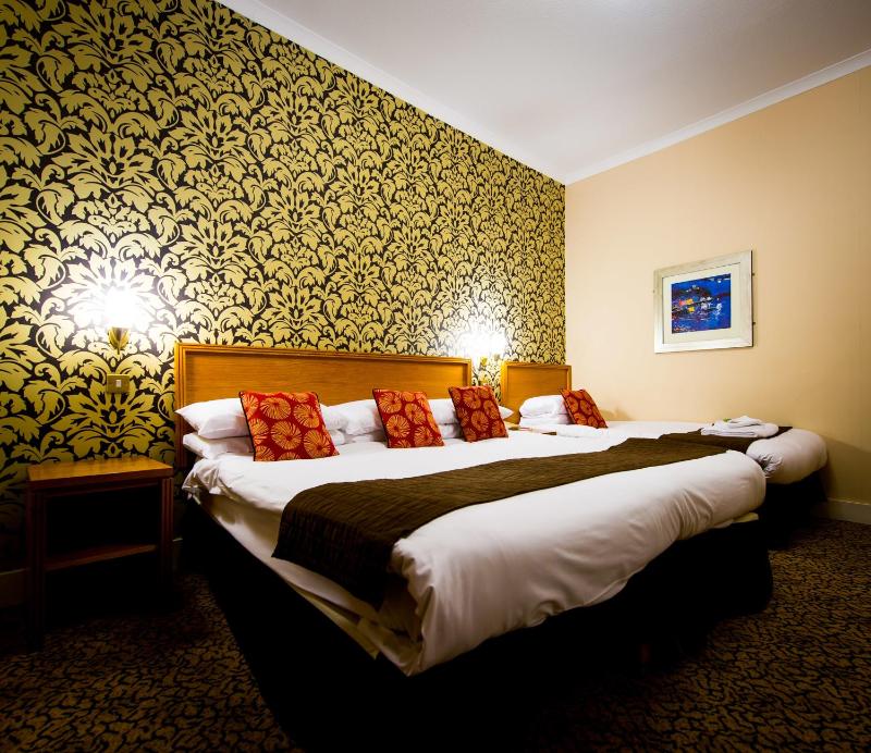 Family Room with Double and Single Beds image 3